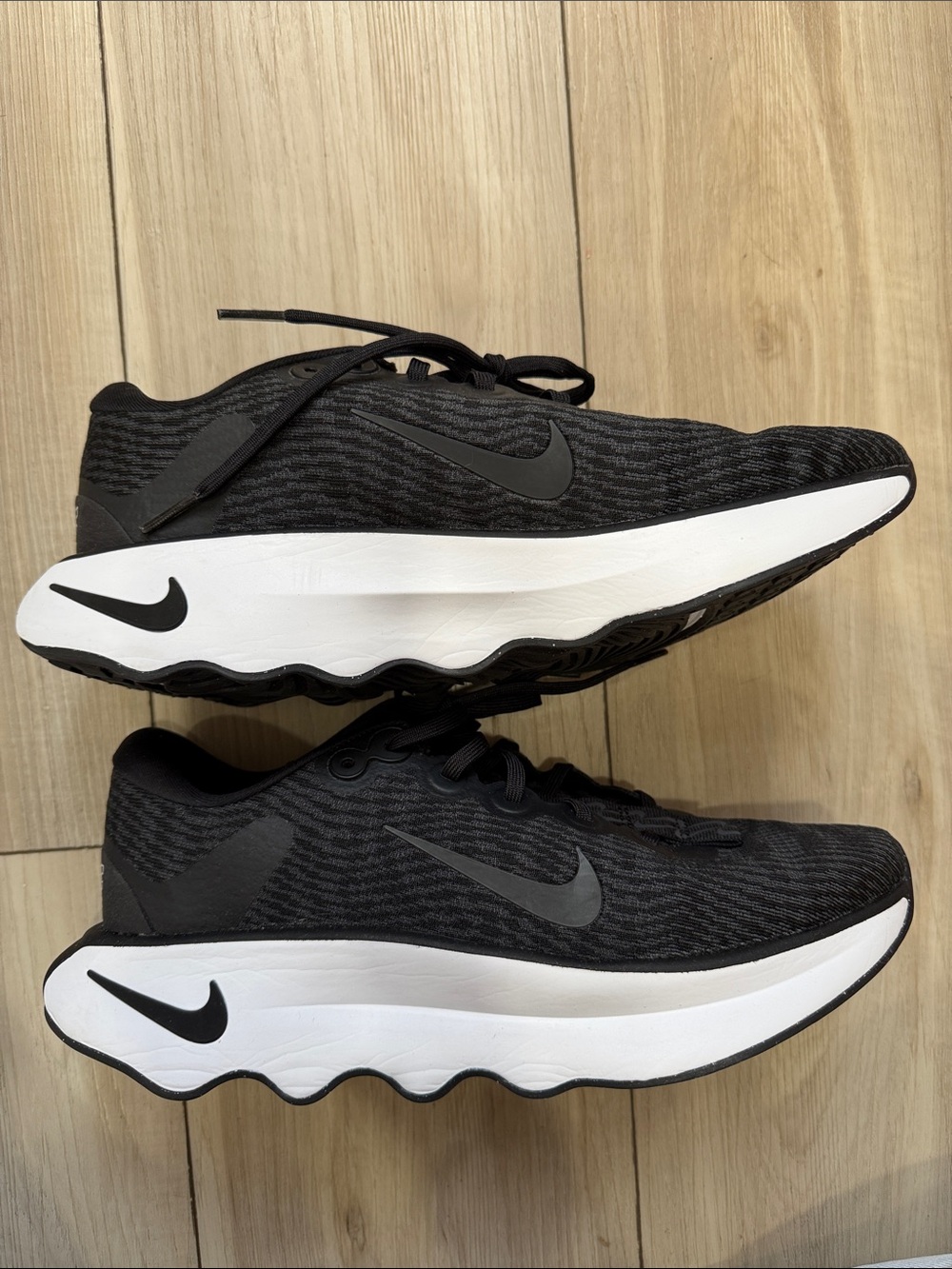 Nike woman Motiva Black and White Wave-Soled Running Shoes size 10.5